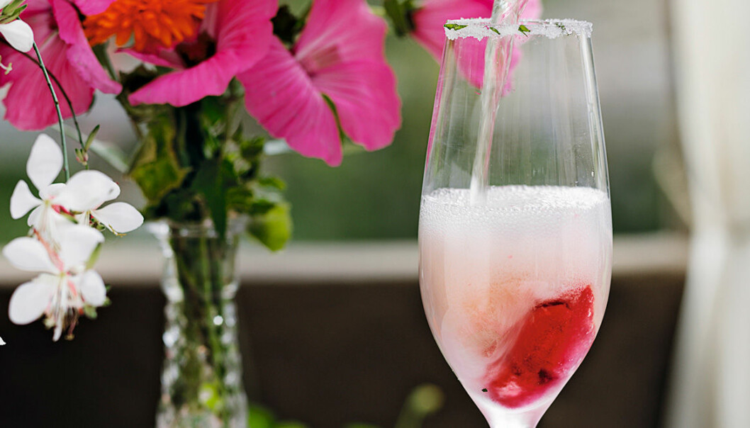 Champagnedrink med jordgubbssorbet.