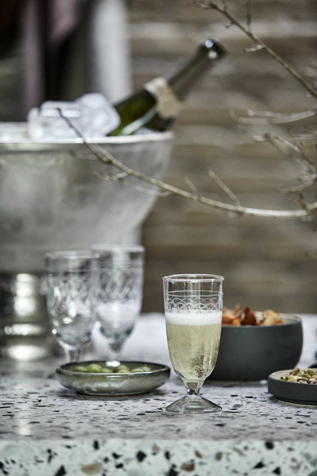Börja festen med ett glas mousserande, oliver, nötter och rotfruktschips. Champagneglas och kylare