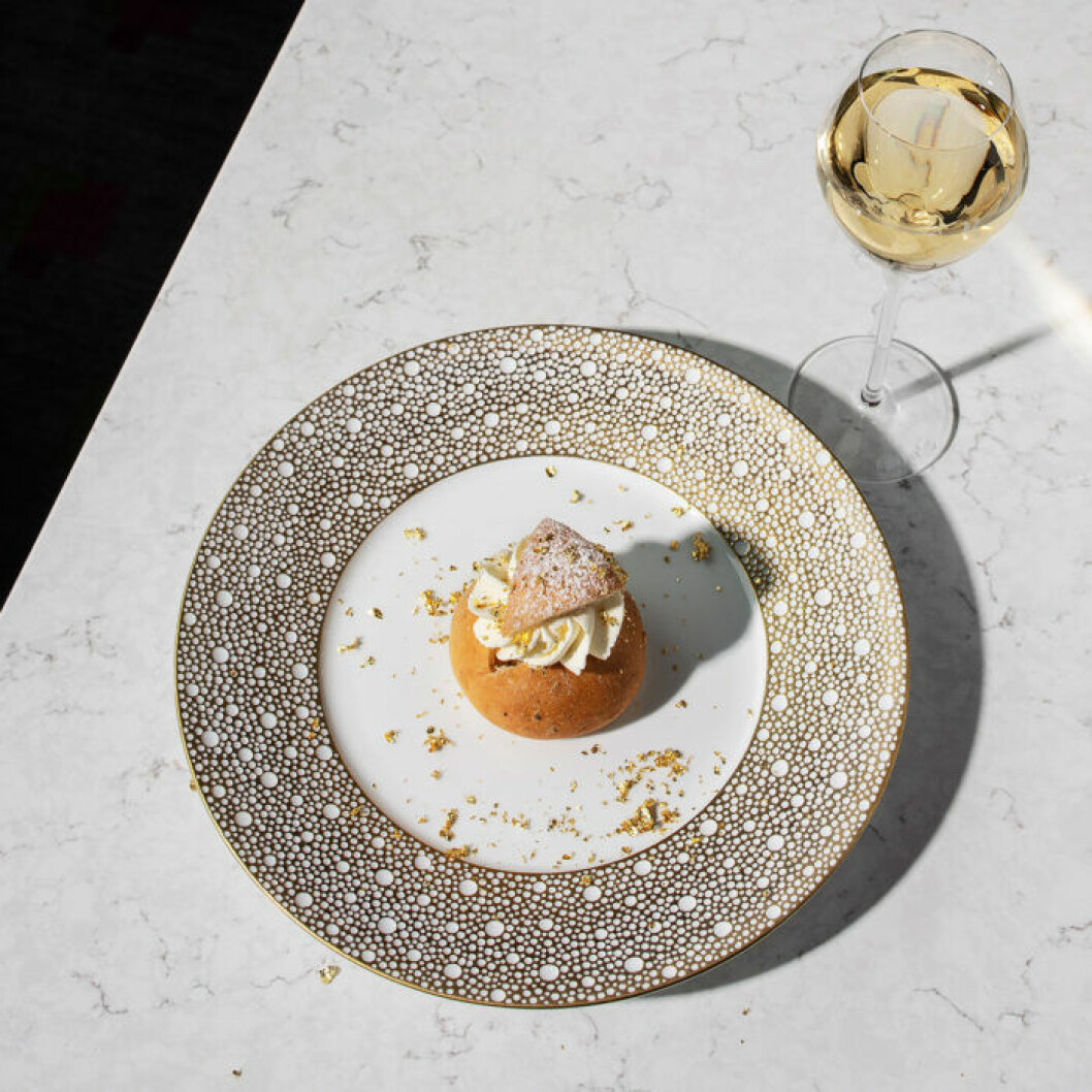 Servera gärna champagnesemlan med ett glas champagne! Servera gärna champagnesemlan med ett glas champagne!