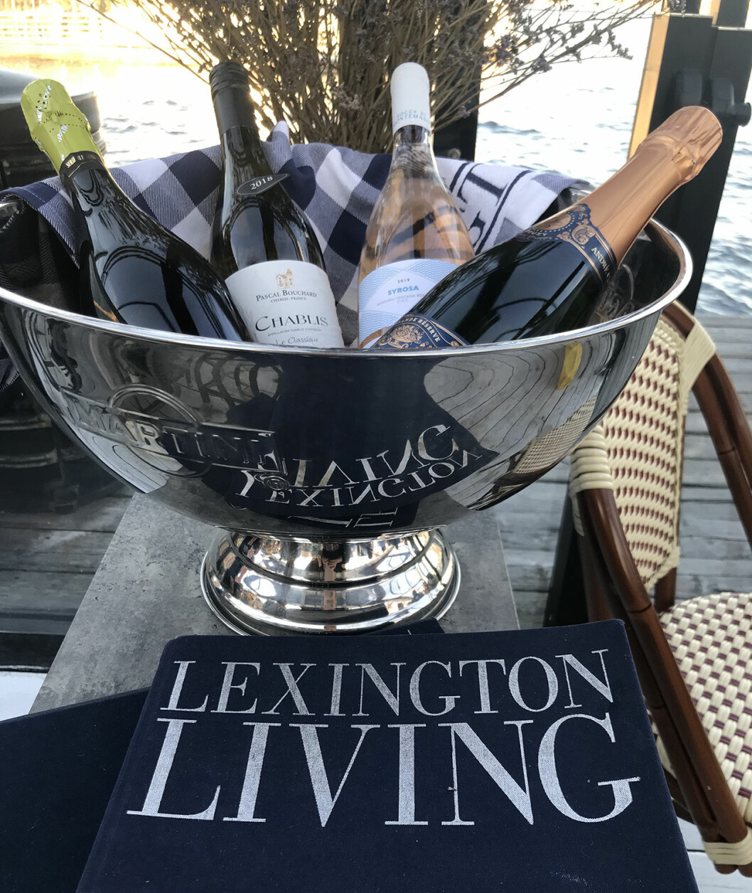 Somriga drycker serveras på is i champagneskål. Champagneskål Lexington Pontonen