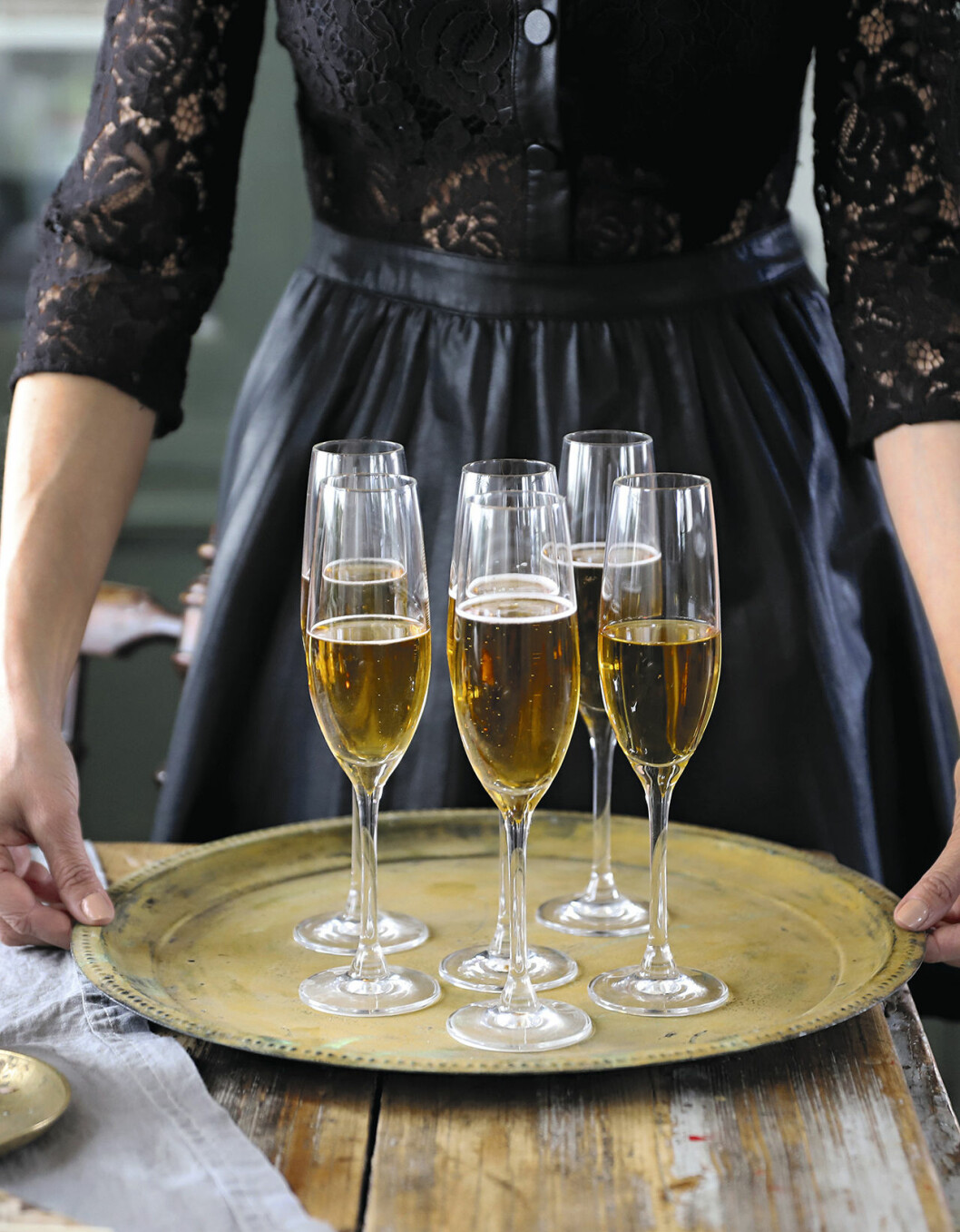Ett av Catarinas bästa festtips är att alltid bjuda gästerna på ett glas bubbel och ett litet gott tilltugg för att väcka aptiten. Champagne på bricka