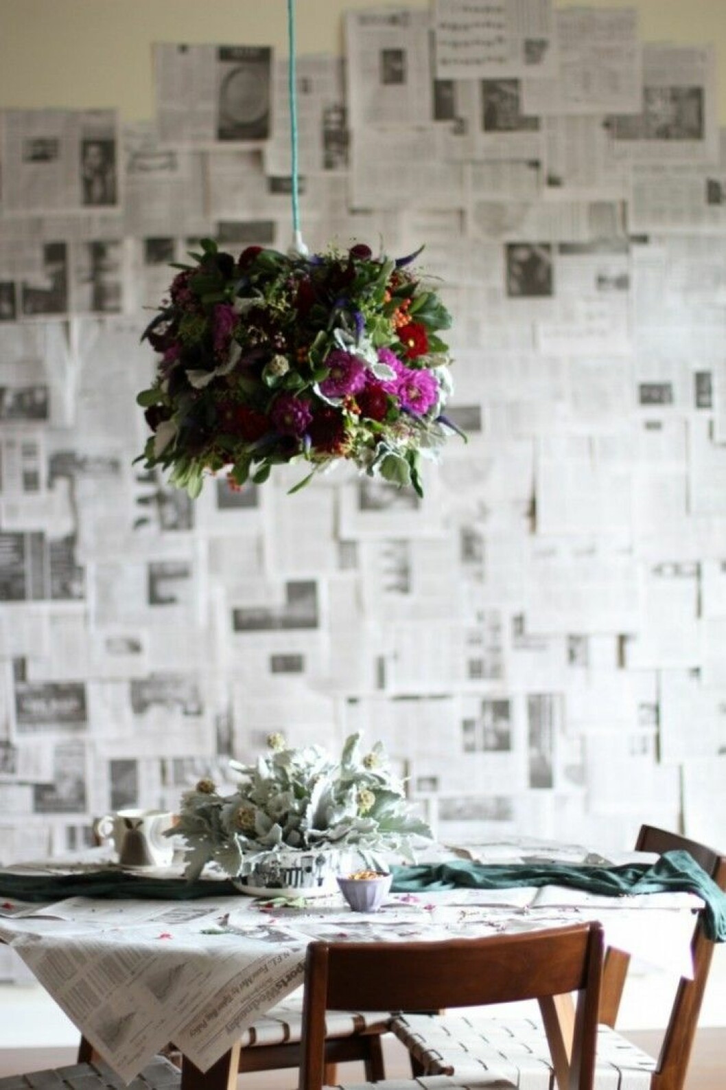 Foto: Brittni Mehlhoff på <a href="http://www.papernstitchblog.com/2013/09/04/make-this-fresh-flower-pendant-light-diy/">Paper & Stitch</a> chandelier1-700x1050