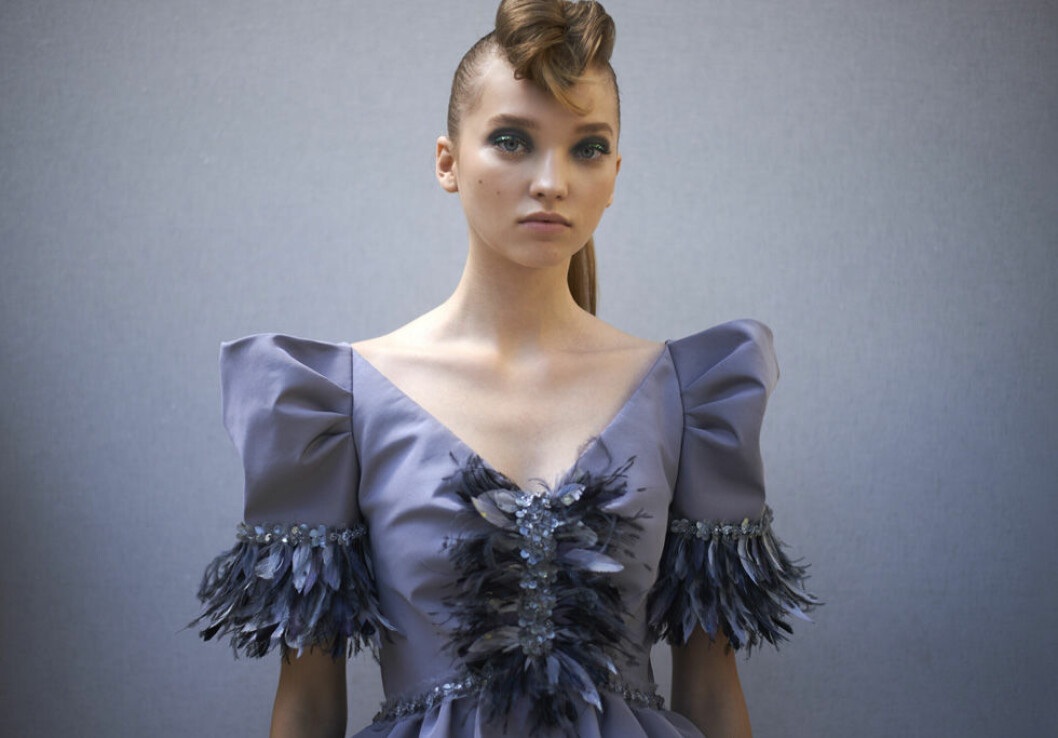 De skulpturala axlarna är ett centralt tema i Chanel couture-kollektion inför hösten. Spana in de vackert infärgade blå fjädrarna chanel couture detaljer
