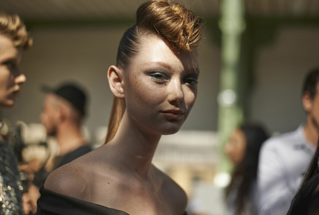 Det rockabillyinspireade håret och den grönglittrga ögonmakeupen kontrasterar fint mot den Parisromantiska plaggen. chanel couture detaljer