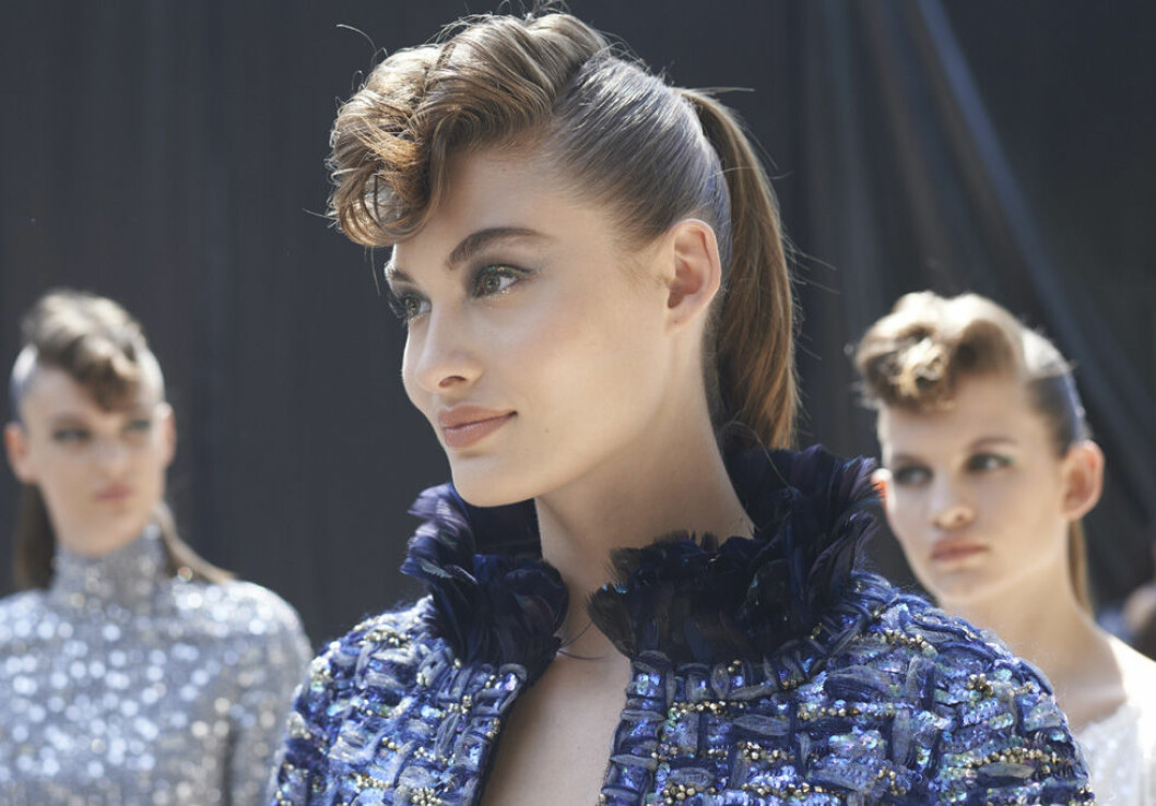 Alla modeller fick individuellt anpassad makeup och hår. Vi älskar den härliga 50-talinspirerade ”quiff” luggen! chanel couture detaljer