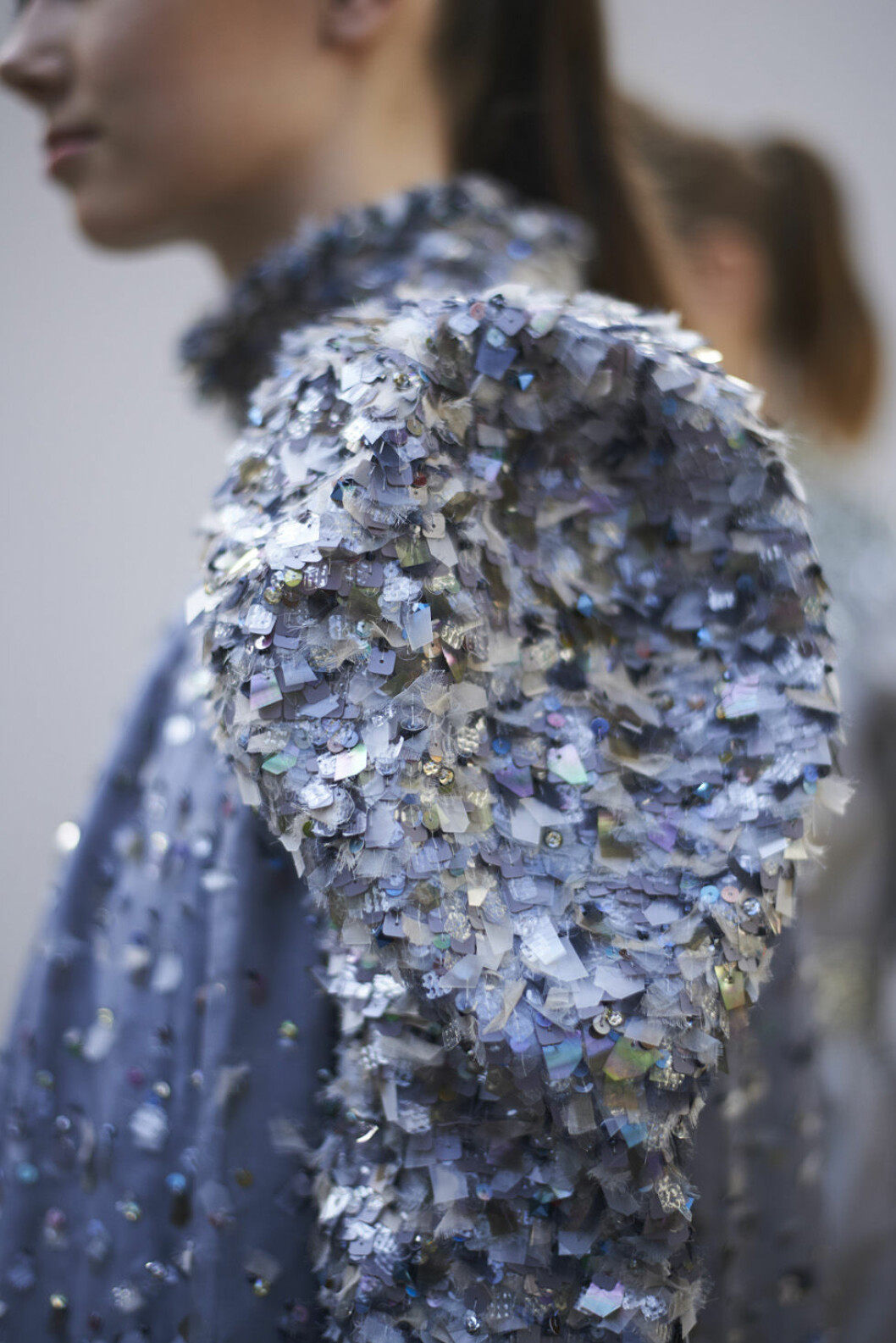 Ett utsökt hantverk på den tydligt skulpturala axeln – ett kollage av olika paljetter och små bitar av handklippta tygbitar. chanel couture detaljer