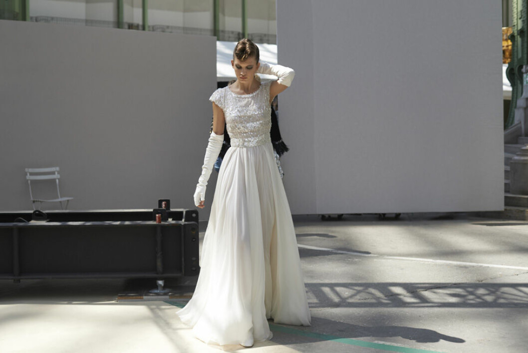 Varje couturevisning avslutas med en klassisk brudklänning. Notera att handskarna är i lite laom punkigt avklippta. Typiskt Karl Lagerfeld! chanel-couture-detaljer