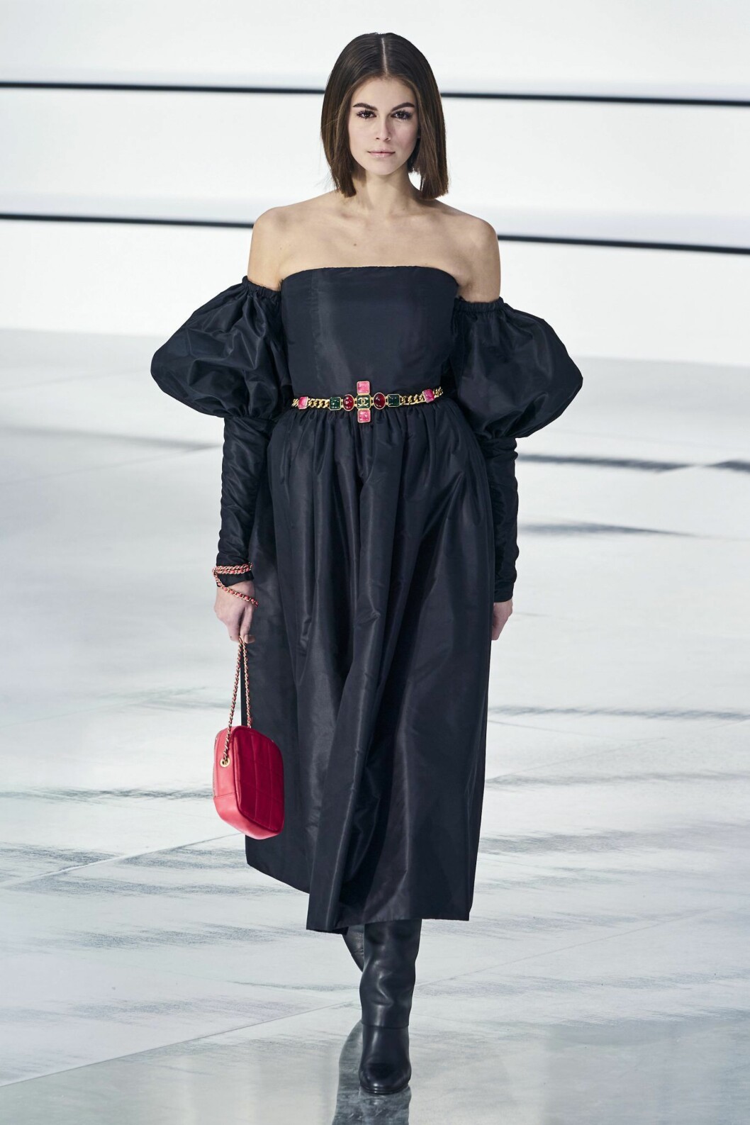 Chanel AW20 Kaia Gerber i Chanel klänning med volym i ärmarna