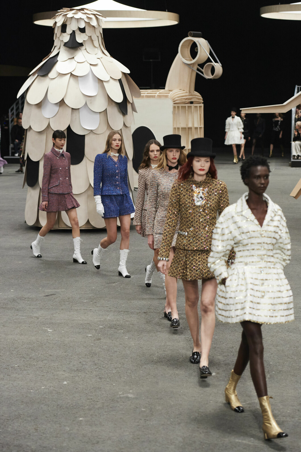 Skulpturer, objekt och målningar av djur från Gabrielle Chanels lägenhet speglas i kollektionen. Chanel SS23 haute couture.