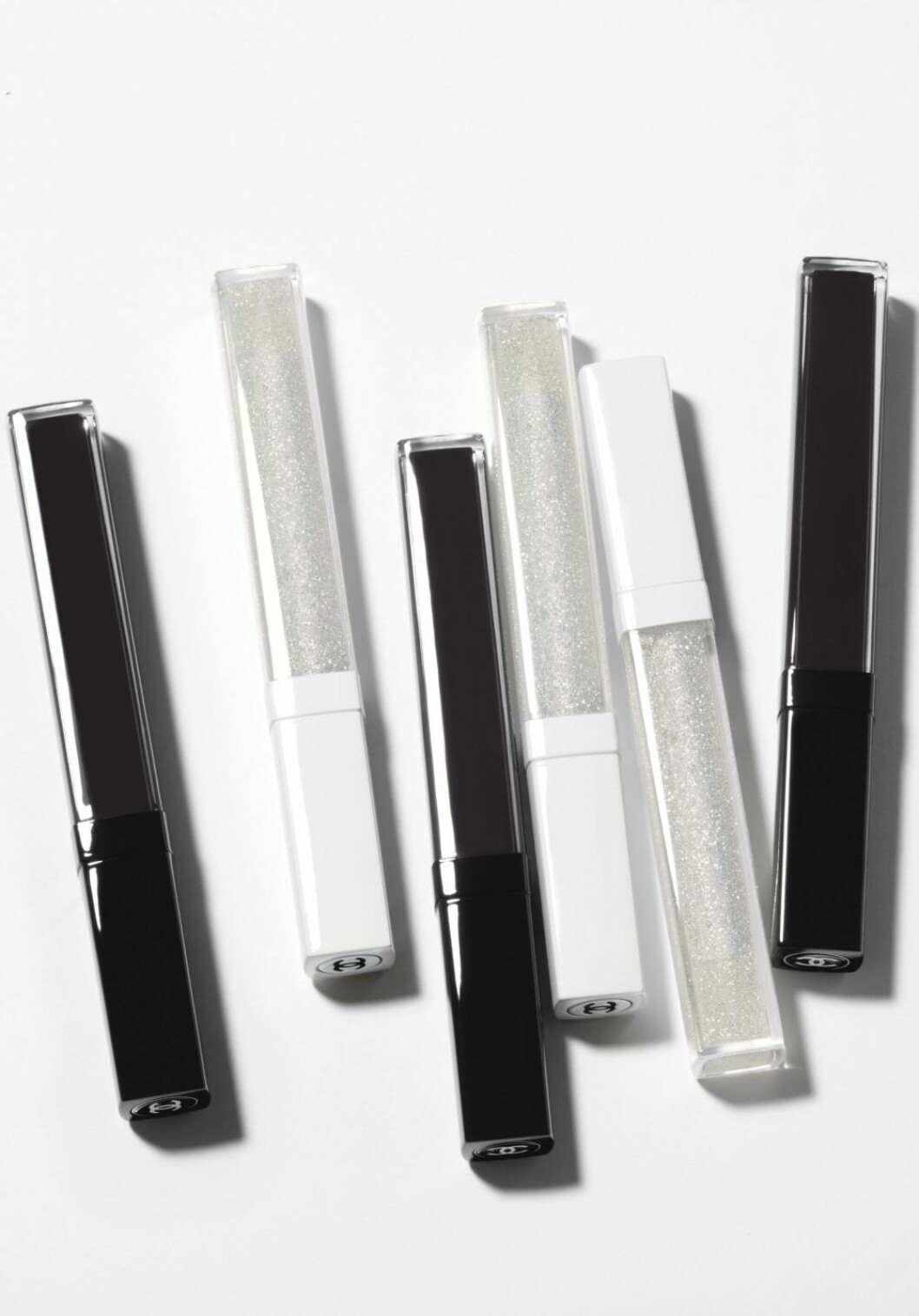 Höstens mest magiska läppduo: Rouge Coco Gloss – 365 kr, Rouge Coco Gloss Crystal Clear 814 och Rouge Coco Gloss Laque Noir 816. Chanel Rouge Coco Gloss.