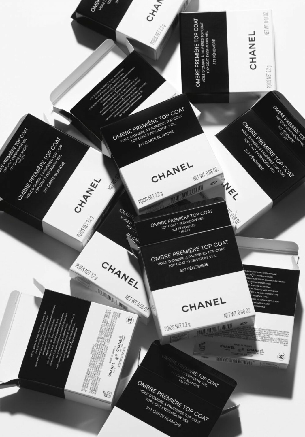 Förpackningarna i makeupkollektionen Noir et blanc de Chanel har fått kontrasterande färger. Noir et blanc de Chanel.