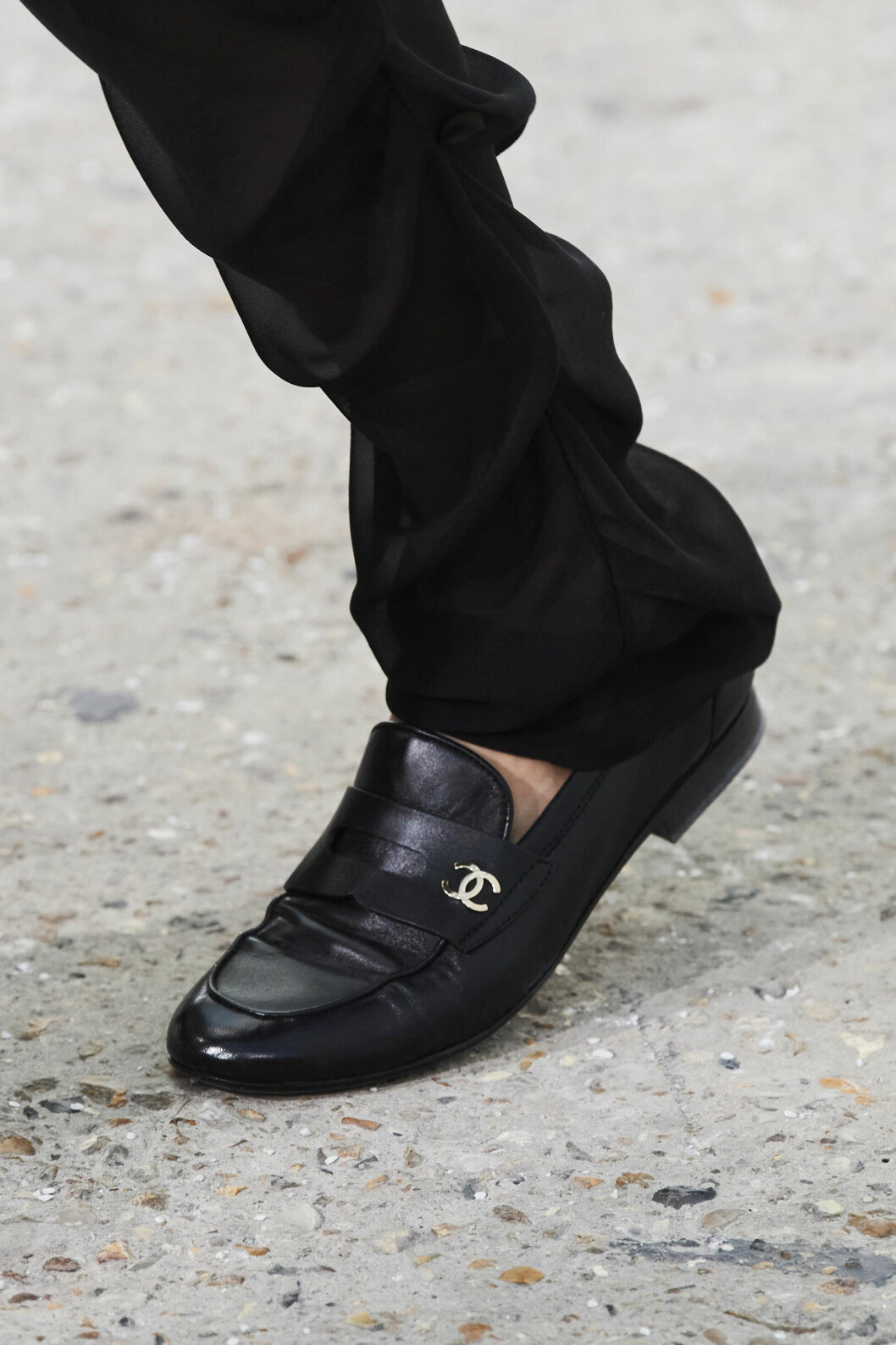 Tidlös investering? Chanel och klassiska loafers visar vägen. svarta loafers från visningen av Chanel SS21.