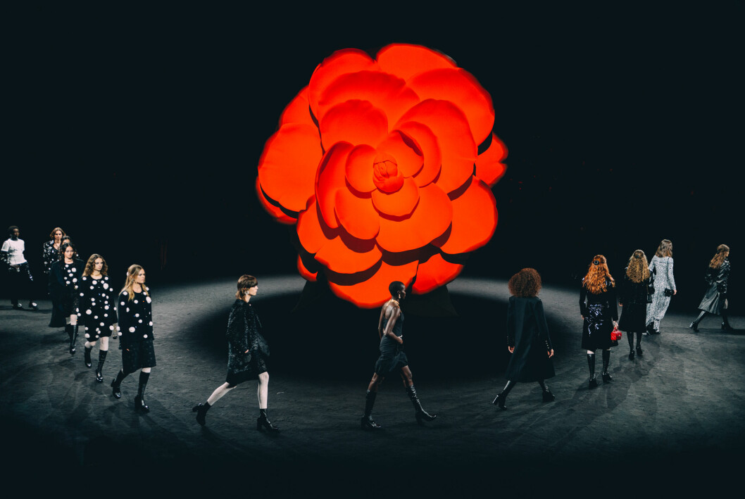 Kameliablomman stod i centrum både i visningens set-design och kollektion hos Chanel AW23.