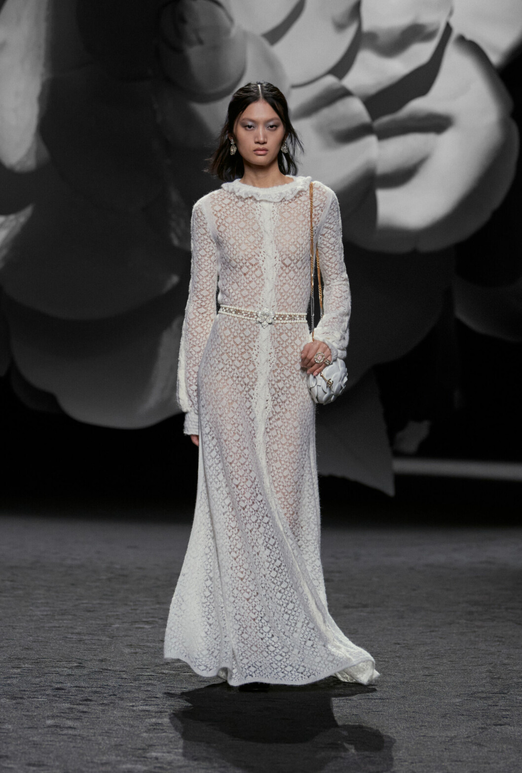 Chanel AW23 – vit look med blommig väska.