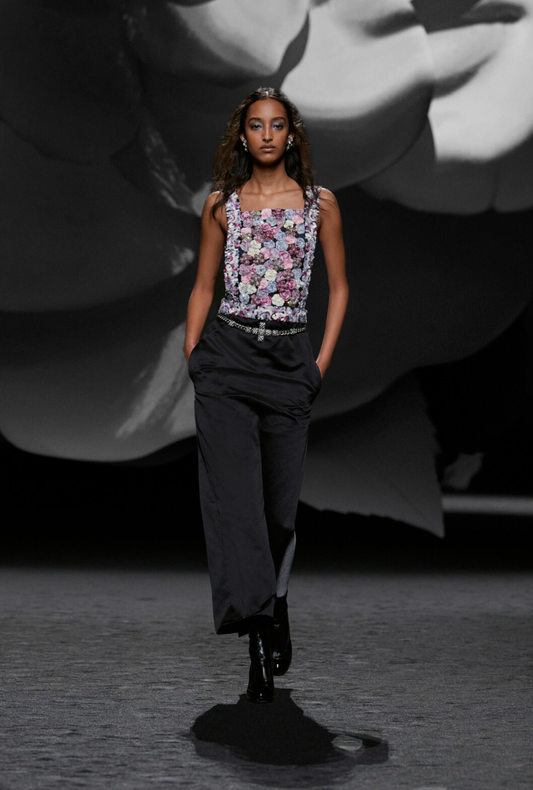 Chanel AW23 – topp med broderade blommor.
