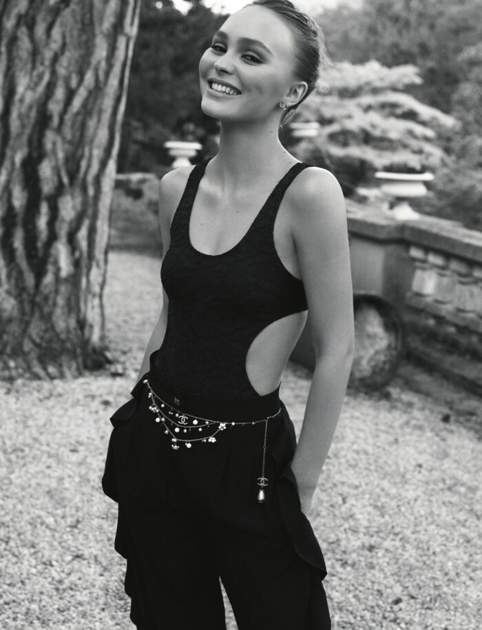 Chanel visar bland annat bad med cutouts i sin resort 2021, klicka på bilden för att upptäcka mer. Baddräkt med cutouts från Chanel Resort 2021.