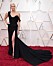 Charlize Theron i svart klänning på röda mattan.