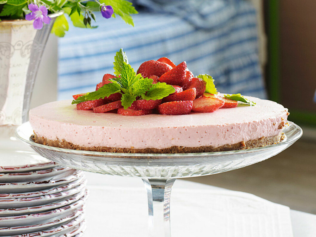 Jordgubbscheesecake på mandelskorpsbotten.