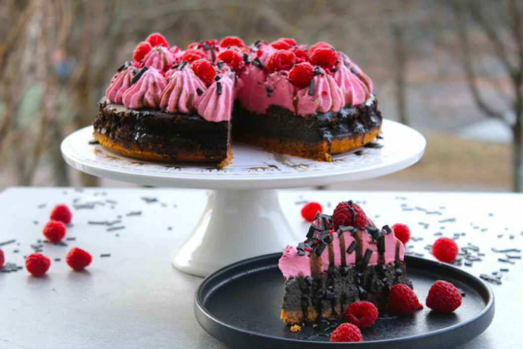 Cheesecake med saltlakrits och hallon. Cheesecake med saltlakrits och hallon.