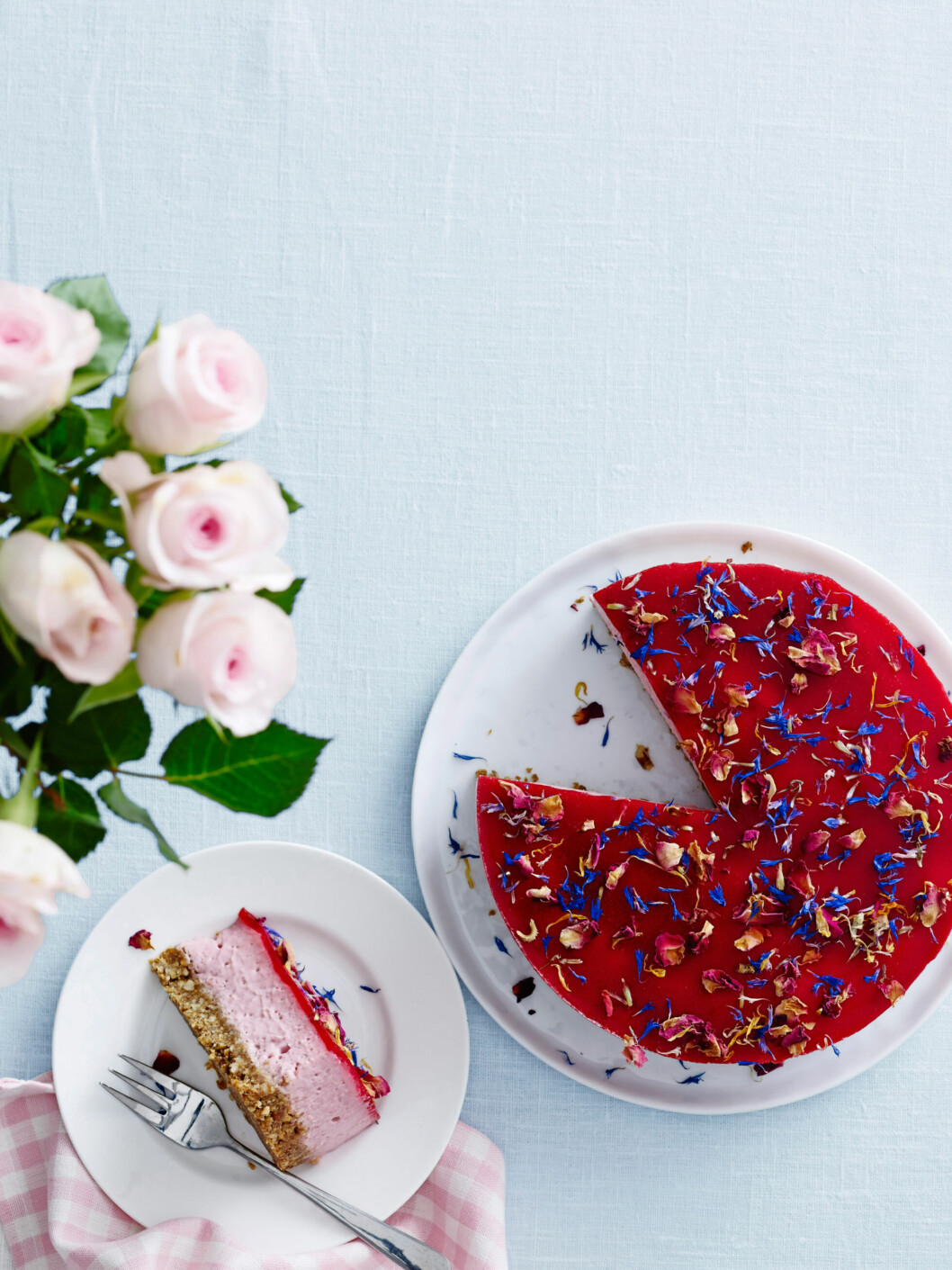 Lyxig cheesecake med lakrits och hallon. Cheesecake med lakrits och hallonpuré
