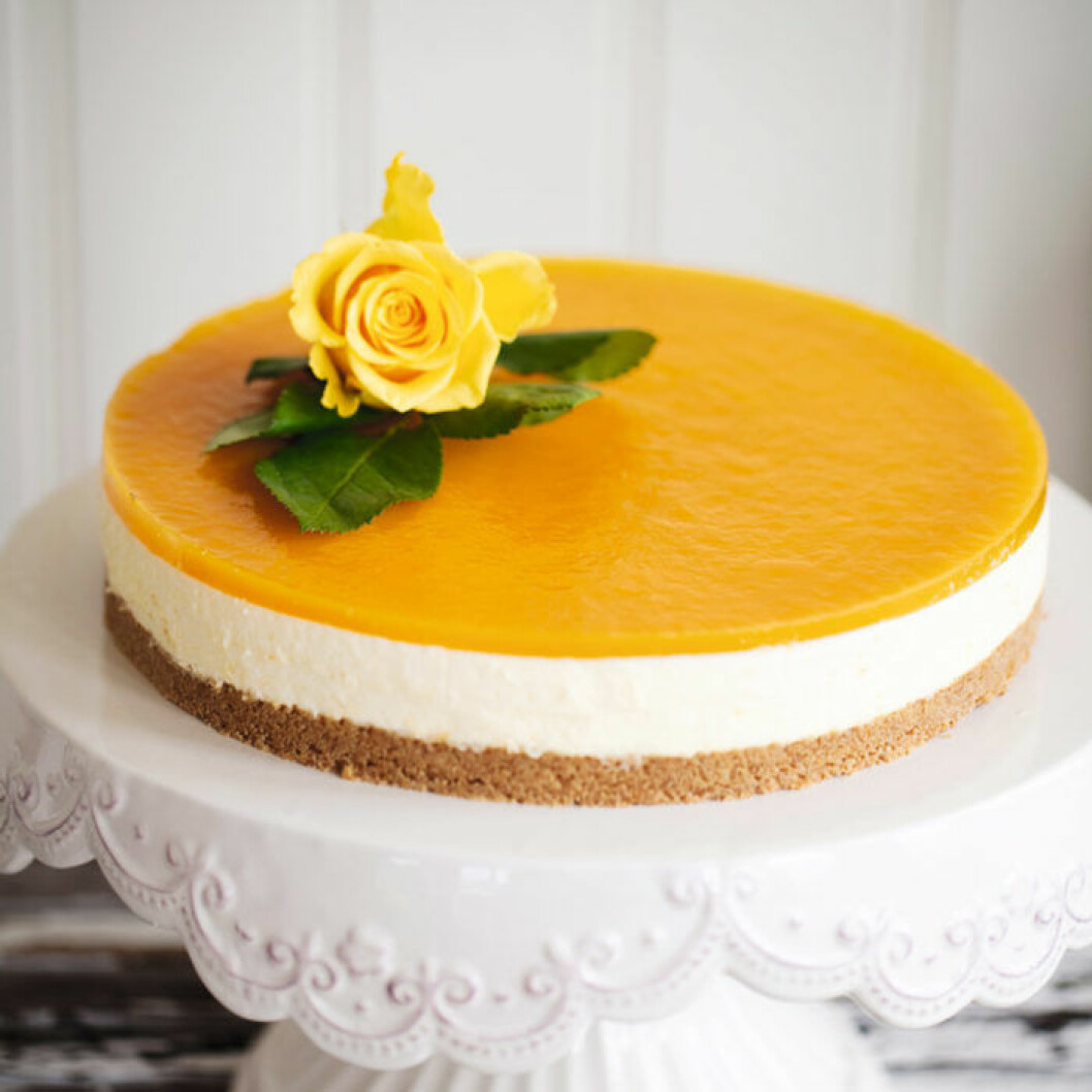 Cheesecake med passionsfruktsgelé. Cheesecake med passionsfruktsgelé.