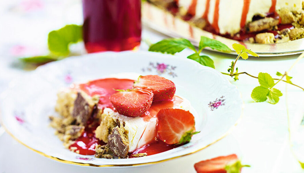 Cheesecake med vit chokladglass och jordgubbssirap ELLE