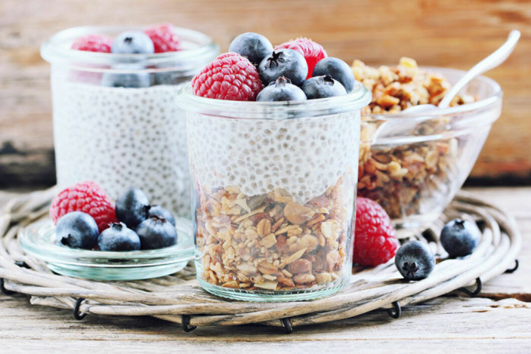 Chiapudding med granola och bär.
