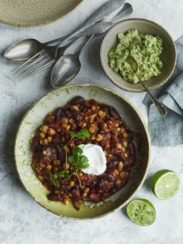 Laga chili sin carne med avokadodipp