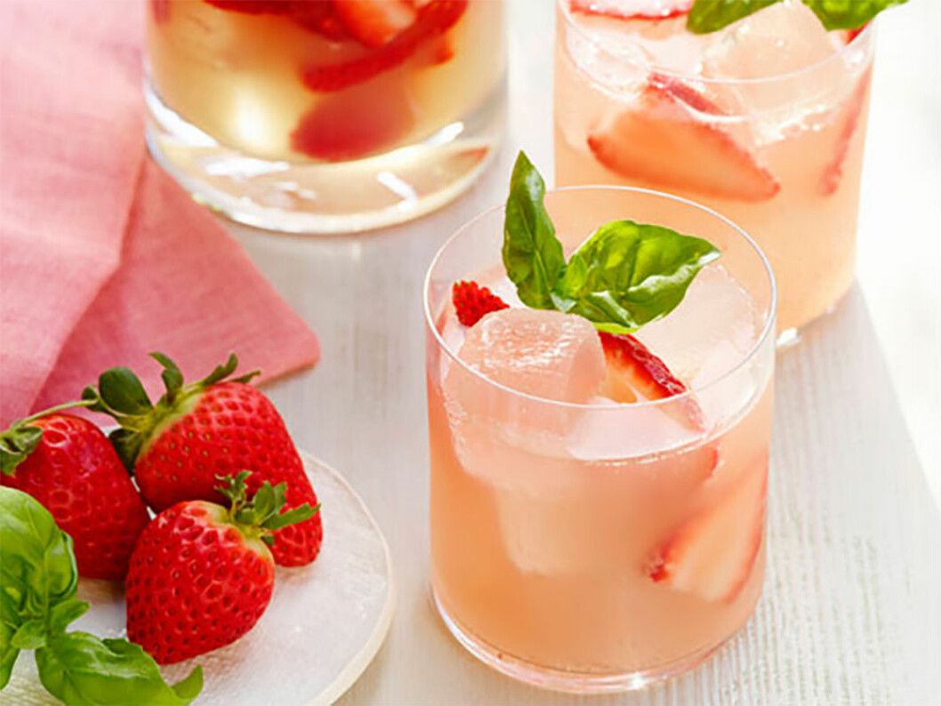 The Royal Blush. Via: <a href="http://www.cosmopolitan.com/food-cocktails/a6280/spring-cocktail-recipes/" target="_blank" rel="noopener">Cosmopolitan</a> Via: Cosmopolitan