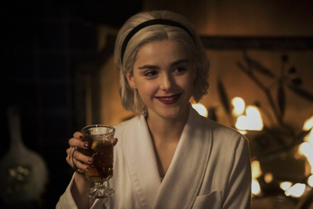 Tonårshäxan Sabrina spelas av skådespelerskan Kiernan Shipka. En bild på skådespelerskan Kiernan Shipka, som spelar tonårshäxan Sabrina i Netflix-serien Chilling Adventures of Sabrina.