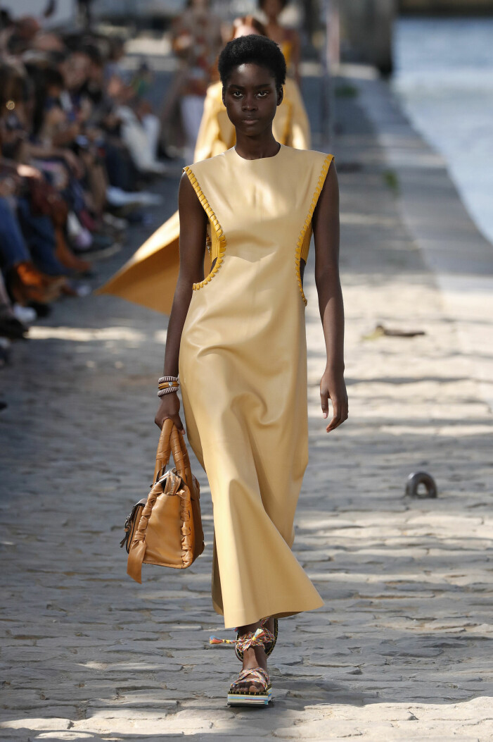Flera av säsongens trendfärger syntes på Chloé:s SS22-visning under Paris modevecka. Chloé SS22