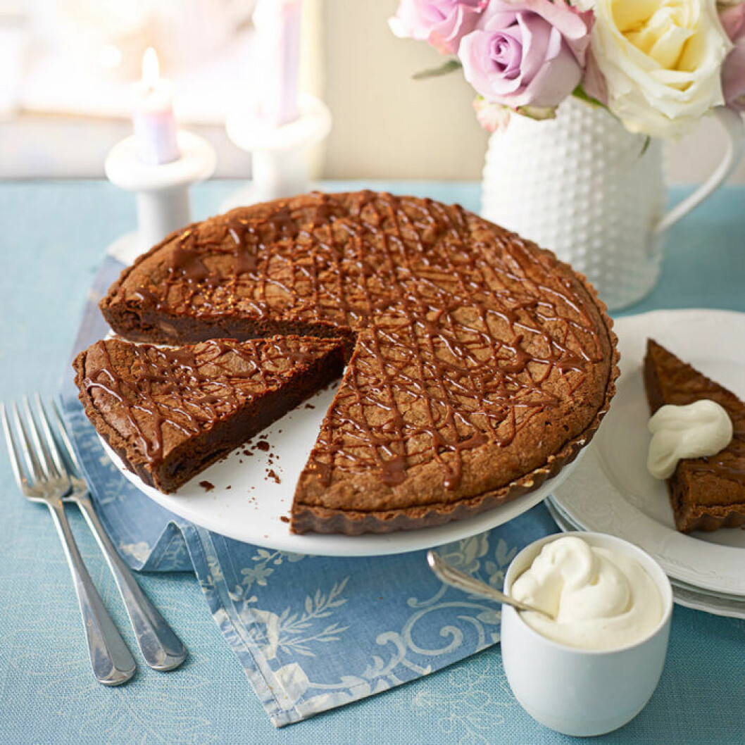Chokladbrownietårta med likörgrädde. Chokladbrownietårta med likörgrädde.