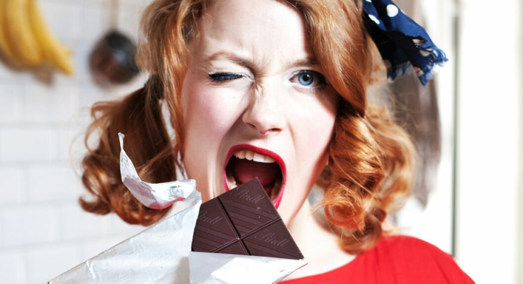 Chokladen som ska lindra mensvärk säljs snart i Schweiz! Elsa Billgren äter en chokladkaka.