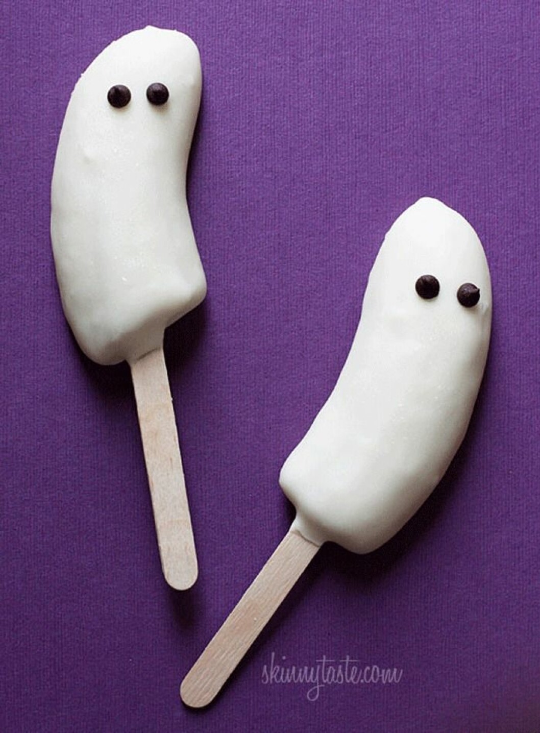 Smarriga spökbananer. Via <a href="http://www.skinnytaste.com/frozen-boo-nana-pops/">Skinnytaste.com</a> Smarriga spökbananer.