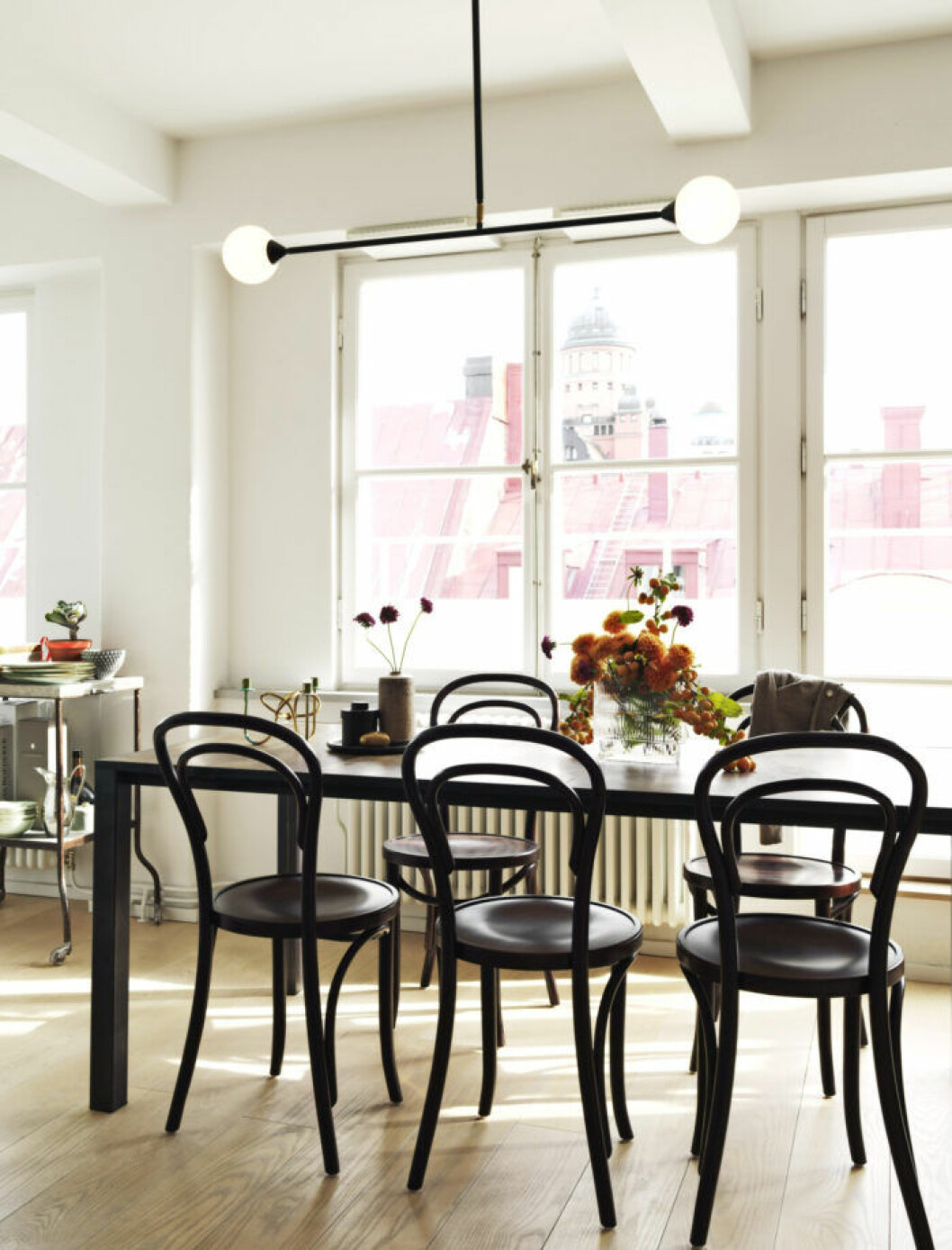 Matplats med matbord i läderskiva och matchande stolar