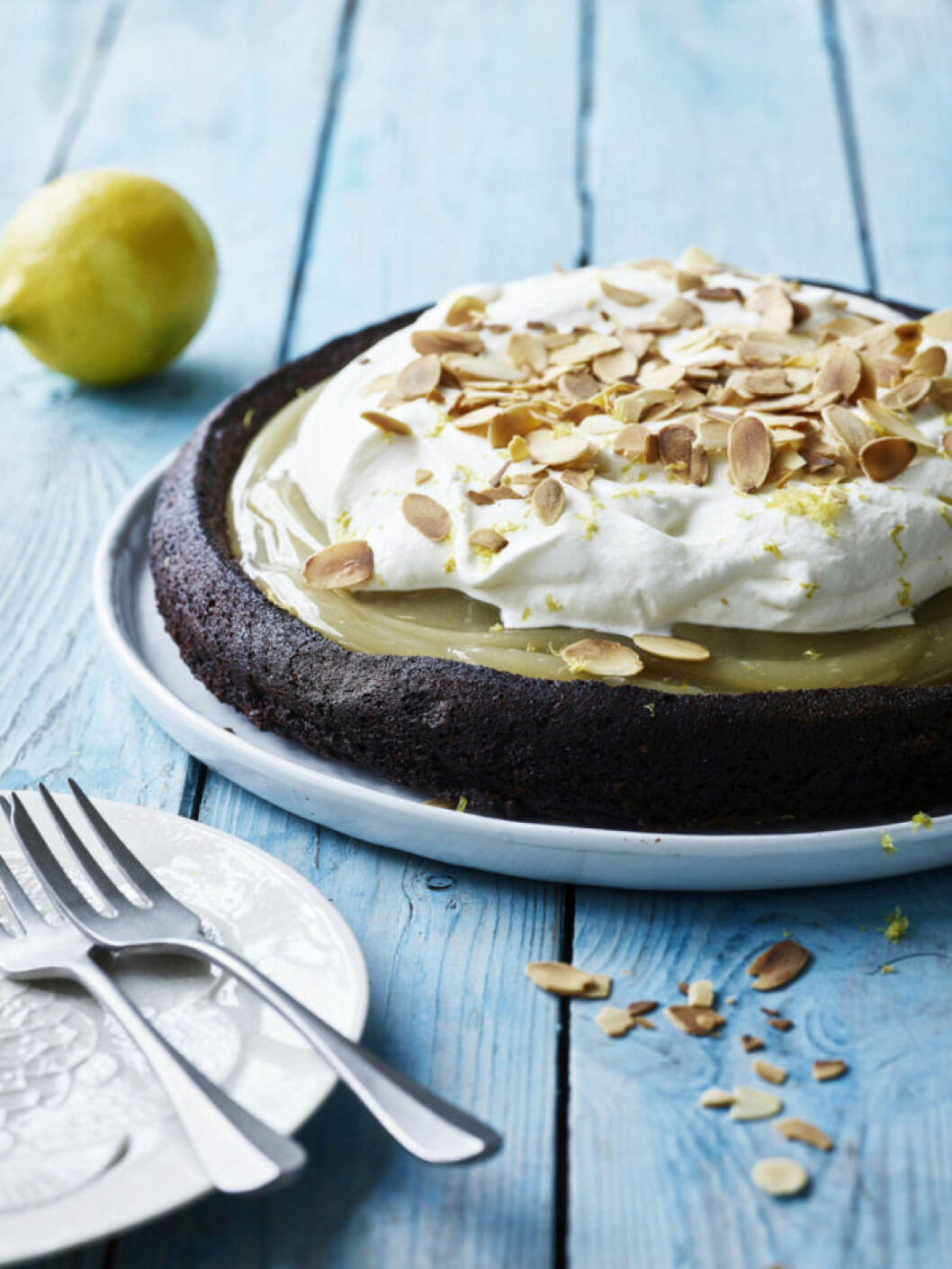 Chokladkaka med lemon curd och mandel. Chokladkaka med lemon curd och mandel.