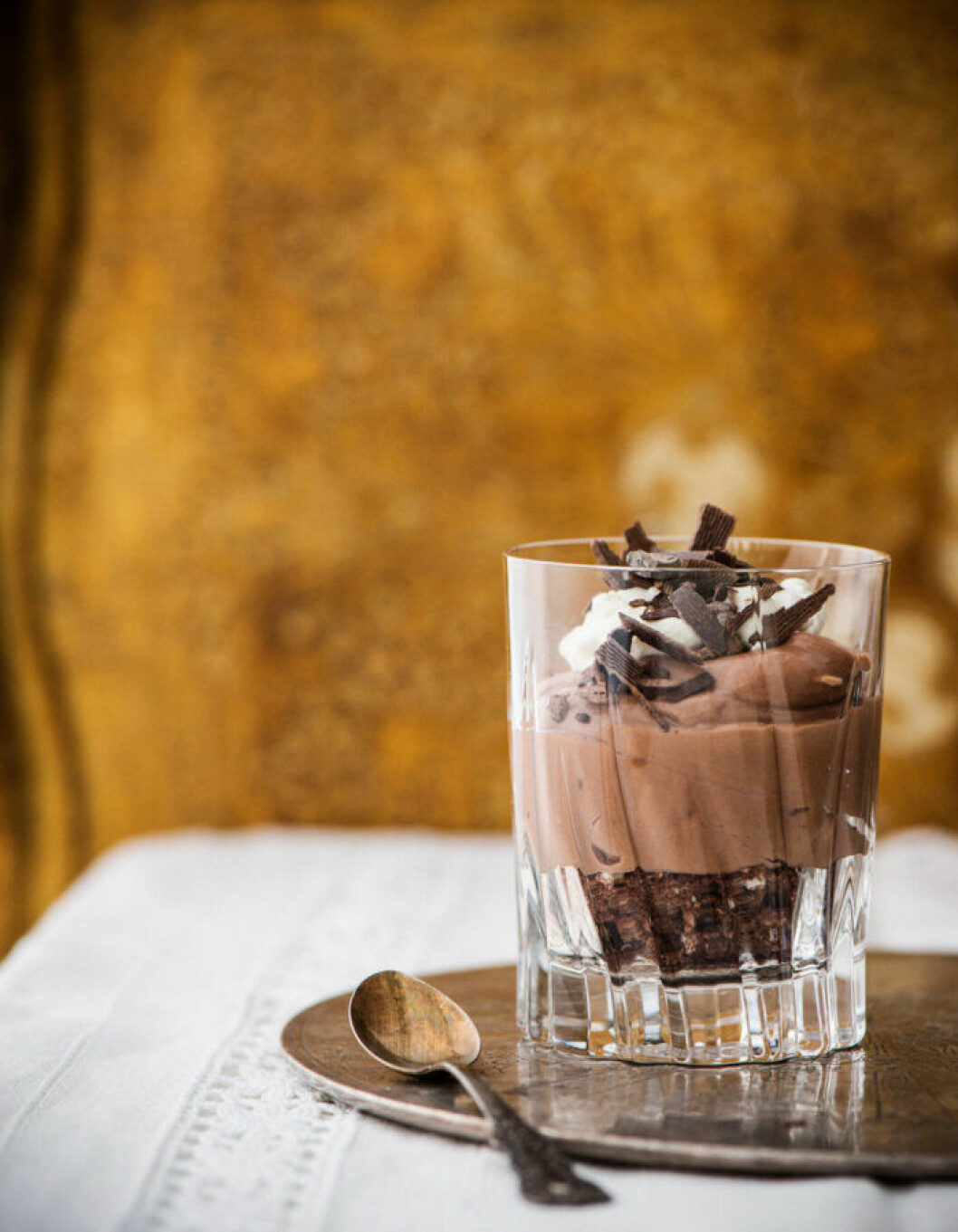 Chokladmousse med chokladcrunch. Recept på chokladmousse med chokladcrunch