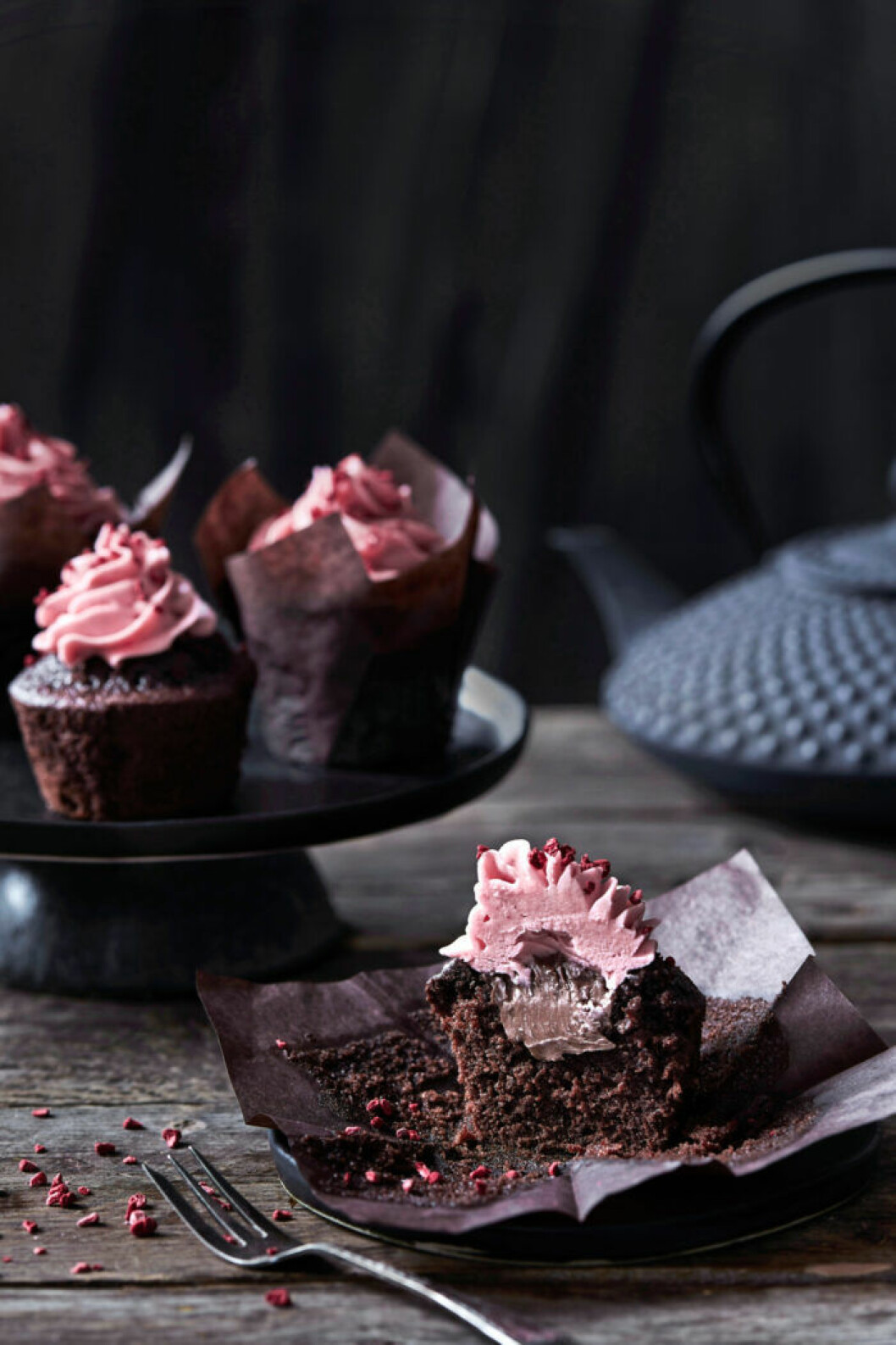 Chokladmuffins med hallonfrosting. Recept på chokladmuffins med hallonfrosting