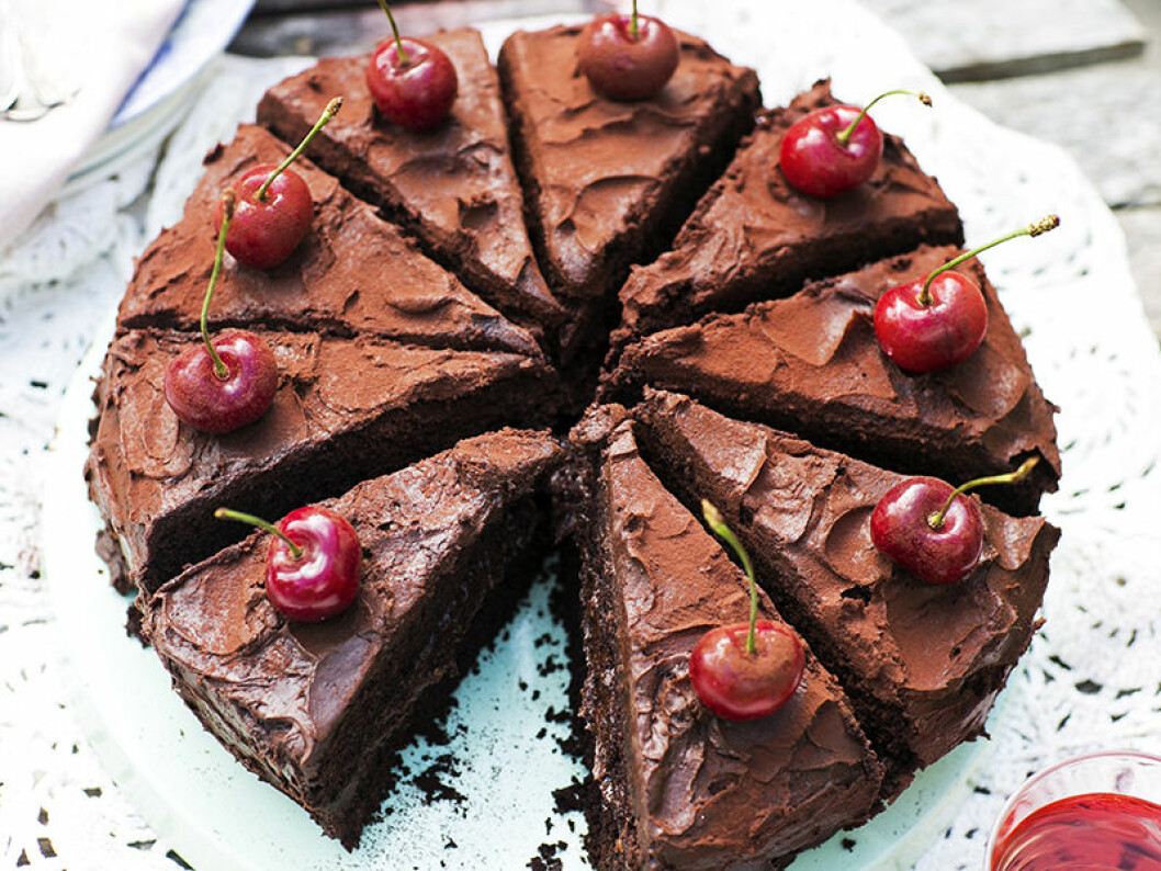 Chokladbakelser med jordnötsfrosting.