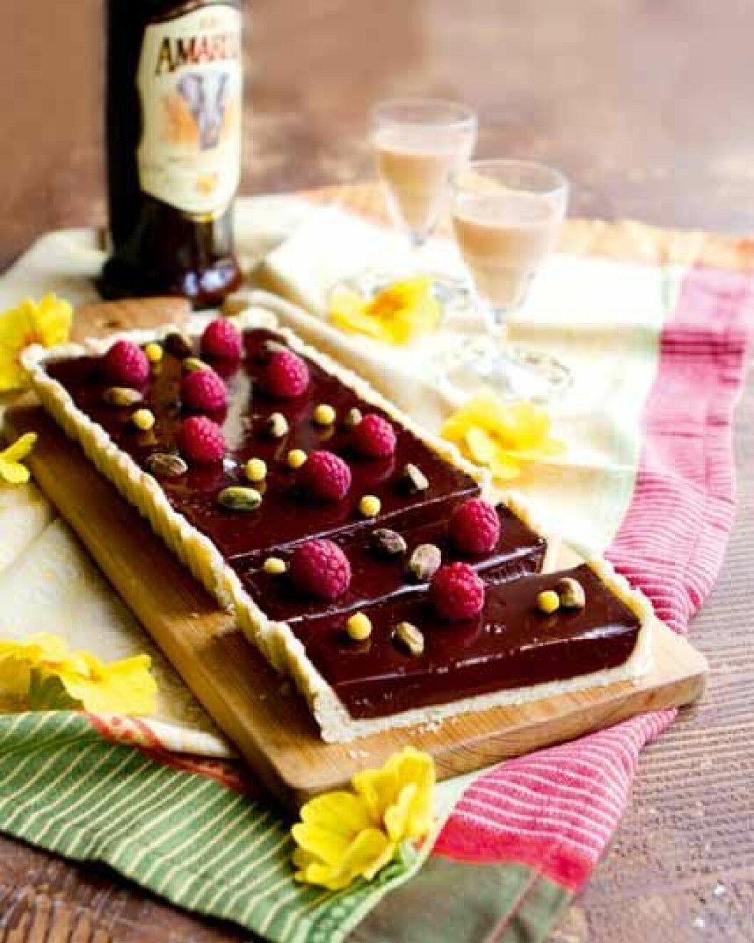 Chokladtart med amarulafyllning och hallon. Chokladtart med amarulafyllning och hallon.