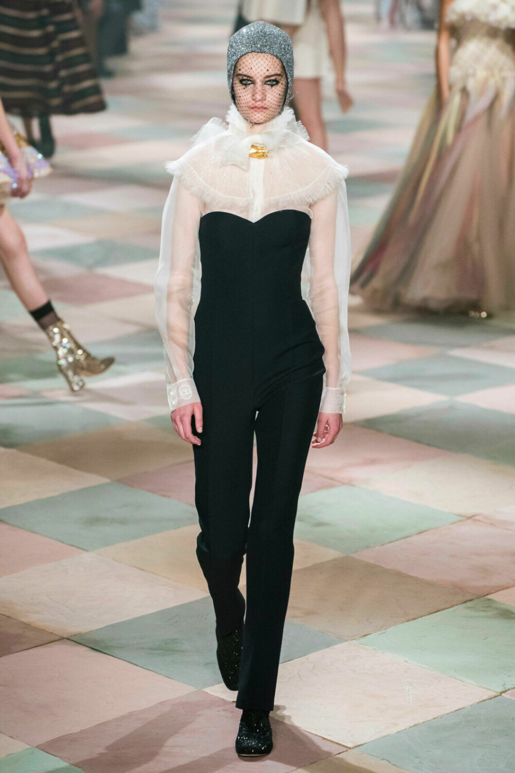 Underbar tyllkrage på Diors SS19 haute couture–visning