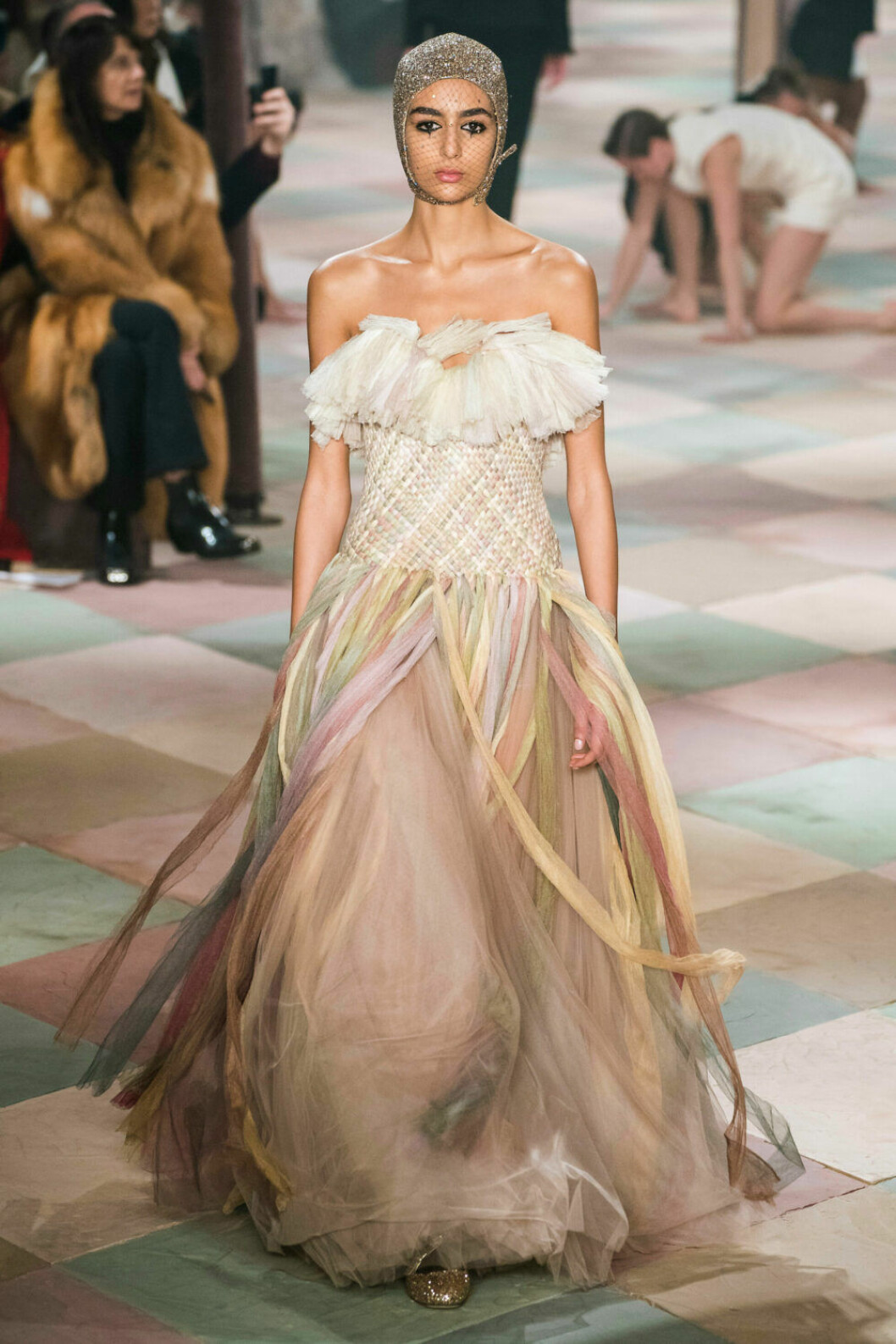 Underbar axelbandslös långklänning på Diors SS19 haute couture–visning