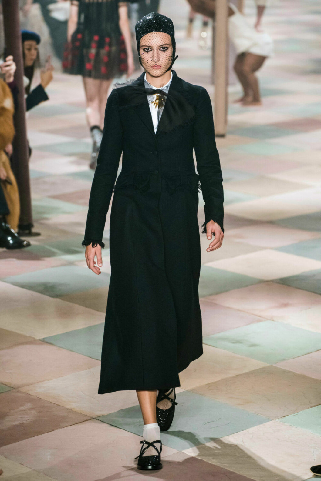 Stilren svart kappa på Diors SS19 haute couture–visning