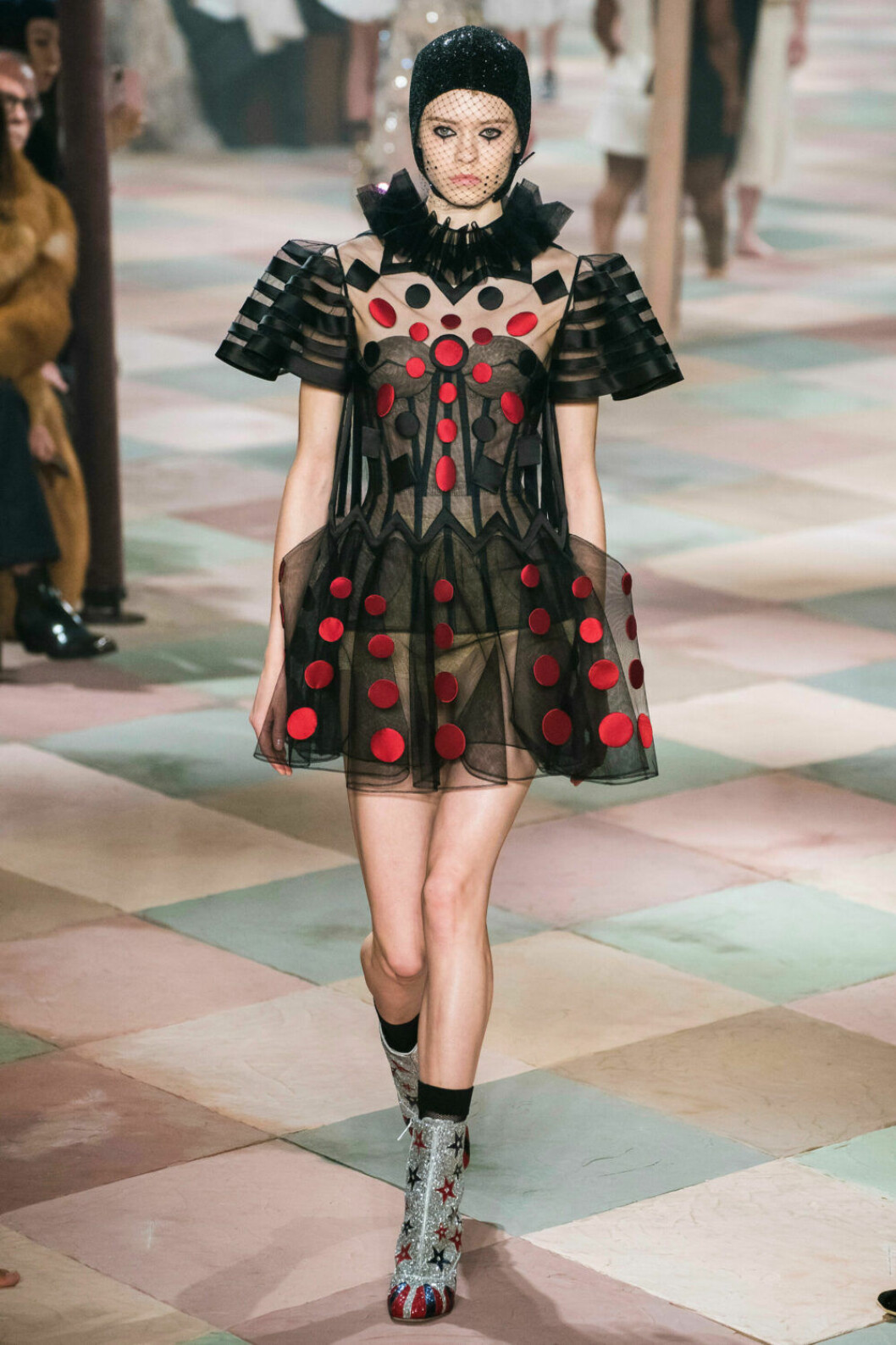 Vacker klänning i cirkusanda på Diors SS19 haute couture–visning