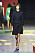 Lång svart kjol med sandaler från Dior.