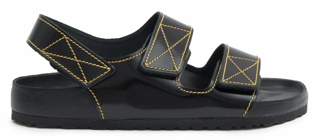 Svarta sandaler med gula sömmar från designsamarbetet mellan Brikenstock x Proenza Schouler.