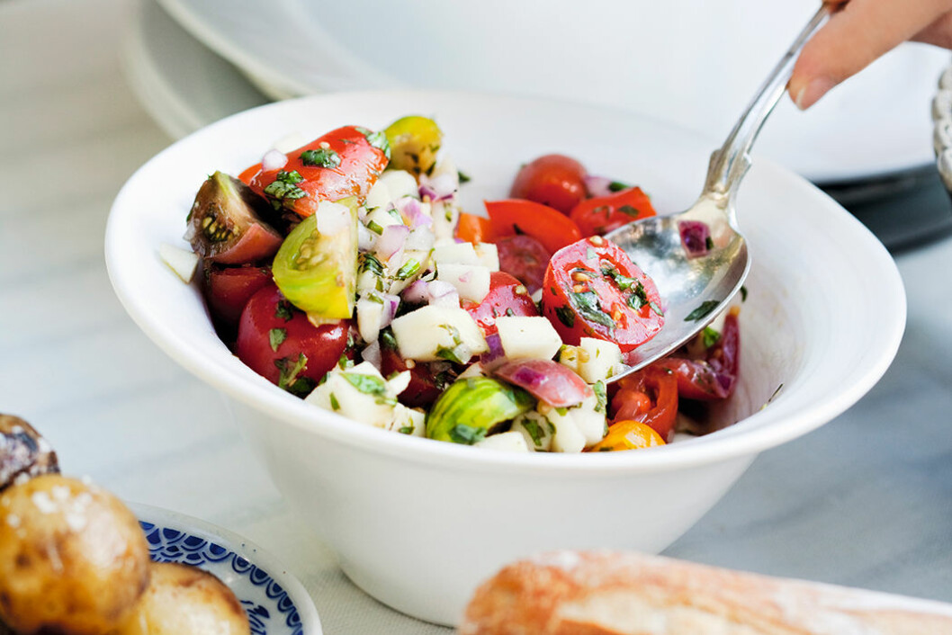 Chunky tomatsalsa med äpple och basilika.