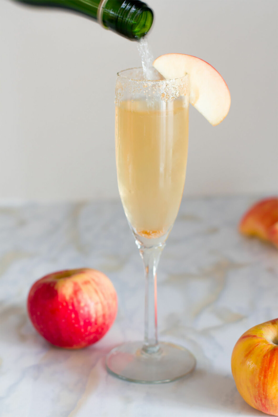 Äppelmimosa. Foto: <a href="https://wholefully.com/two-ingredient-apple-cider-mimosas/" target="_blank" rel="noopener">wholefully</a> Äppelmimosa.