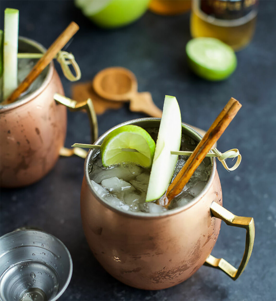 Moscow Mule med äppelcider. Foto: <a href="https://www.joyfulhealthyeats.com/apple-cider-moscow-mule/" target="_blank" rel="noopener">joyfulhealthyeats</a> Moscow Mule med äppelcider.