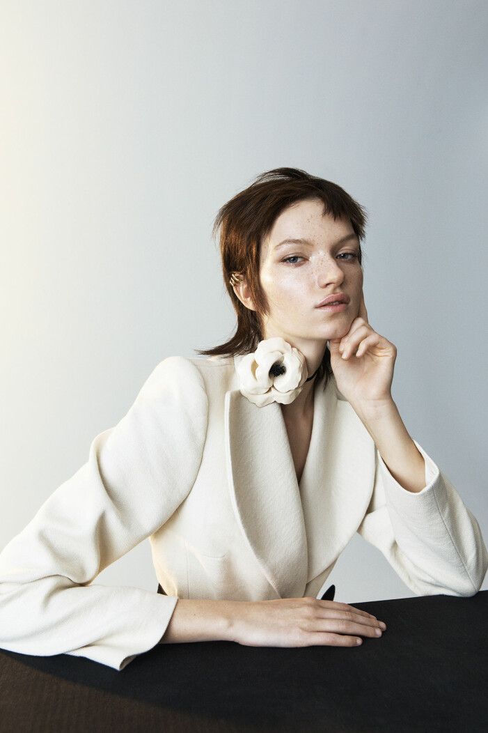 Kavaj, 7 805 kr, Rika Studios. Halsband, 4 476 kr, Saint Laurent. Örhängen, 4 935 kr/par, Alexander McQueen. Modellen har på sig en vit kavaj från Rika Studis